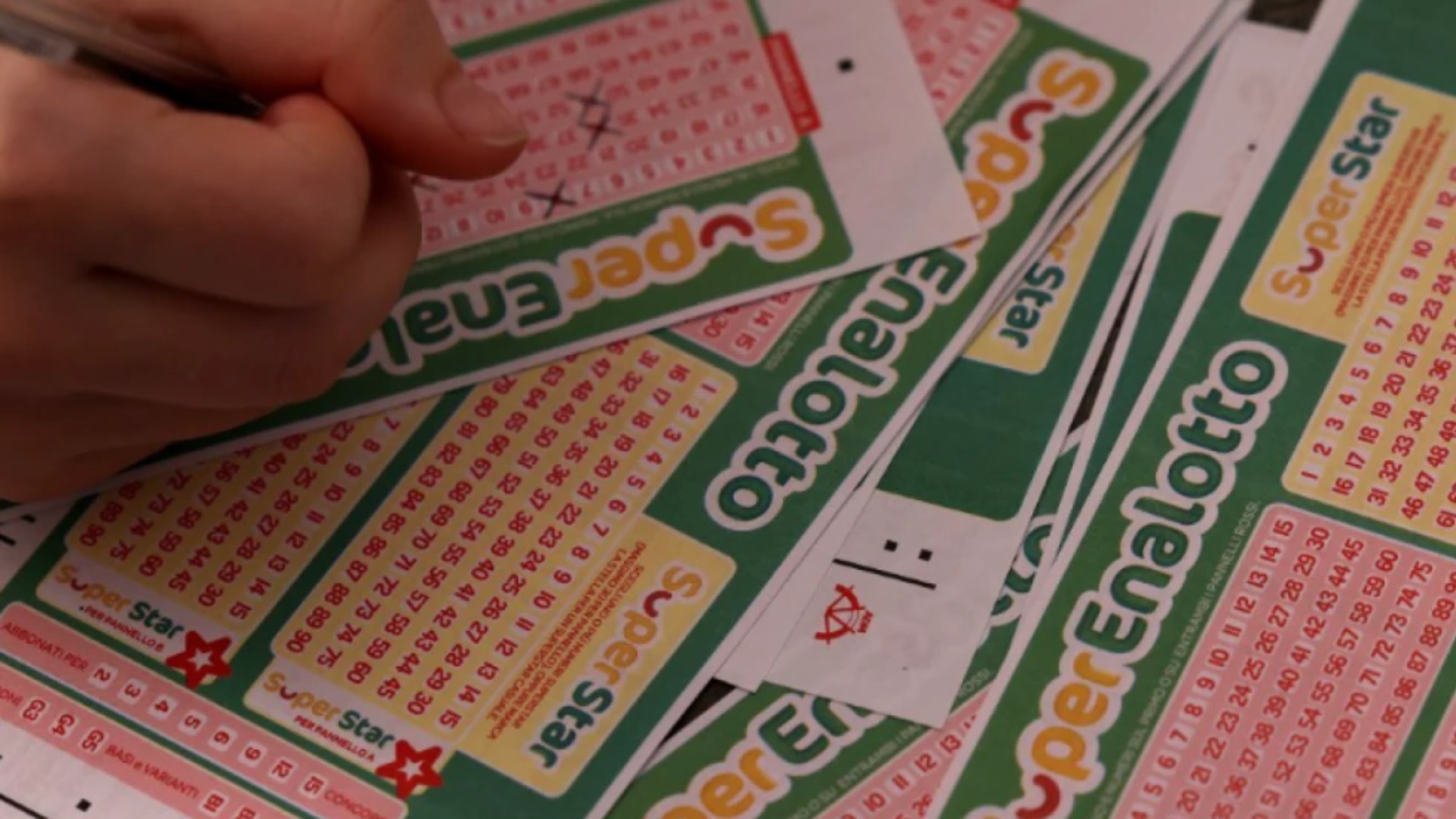 fitoi-jackpot-223-milione-euro-ish-gruaja-i-behet-makth-ja-se-cfare-i-kerkon