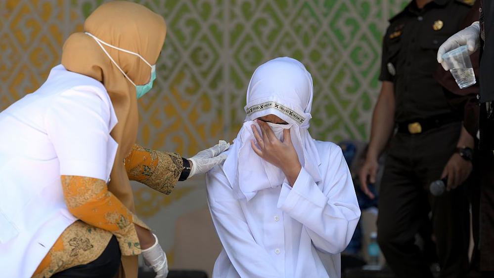kryen-marredhenie-seksuale-para-se-te-martoheshin-vajzen-nga-indonezia-e-gjen-belaja