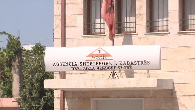 Tre oficerë të Policisë Gjyqësore  zbarkojnë  në Kadastrën e Vlorës  Hetime lidhur me shitjen e shumëfishtë të apartamenteve
