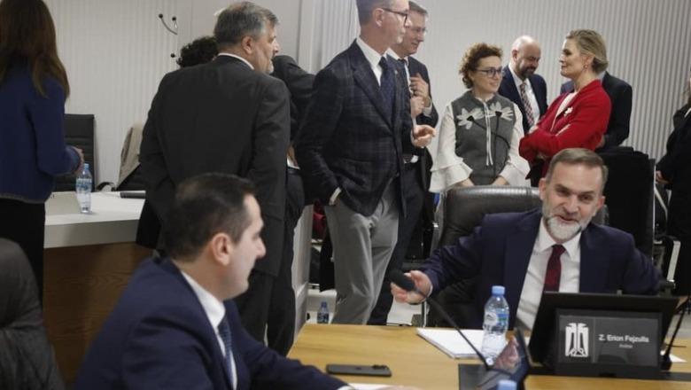 opozita-e-stacionit-te-trenit