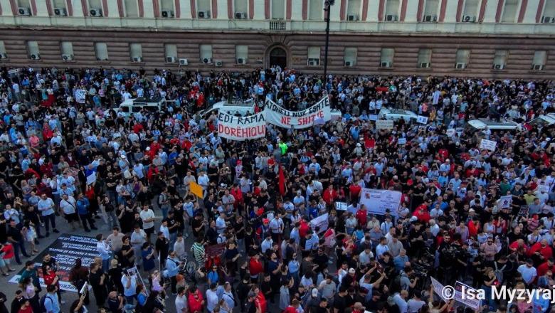 zverneci-vetem-nje-shkendije-pse-po-shmanget-kauza-qe-e-globalizoi-protesten-e-tiranes