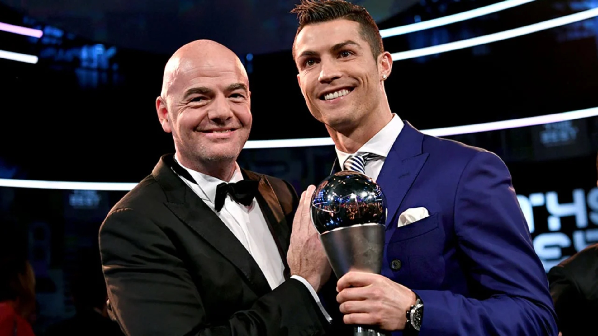 infantino-feston-me-ronaldon-urimi-special-i-numrit-nje-te-fifa-s-per-mbretin-e-ri-te-boteroreve