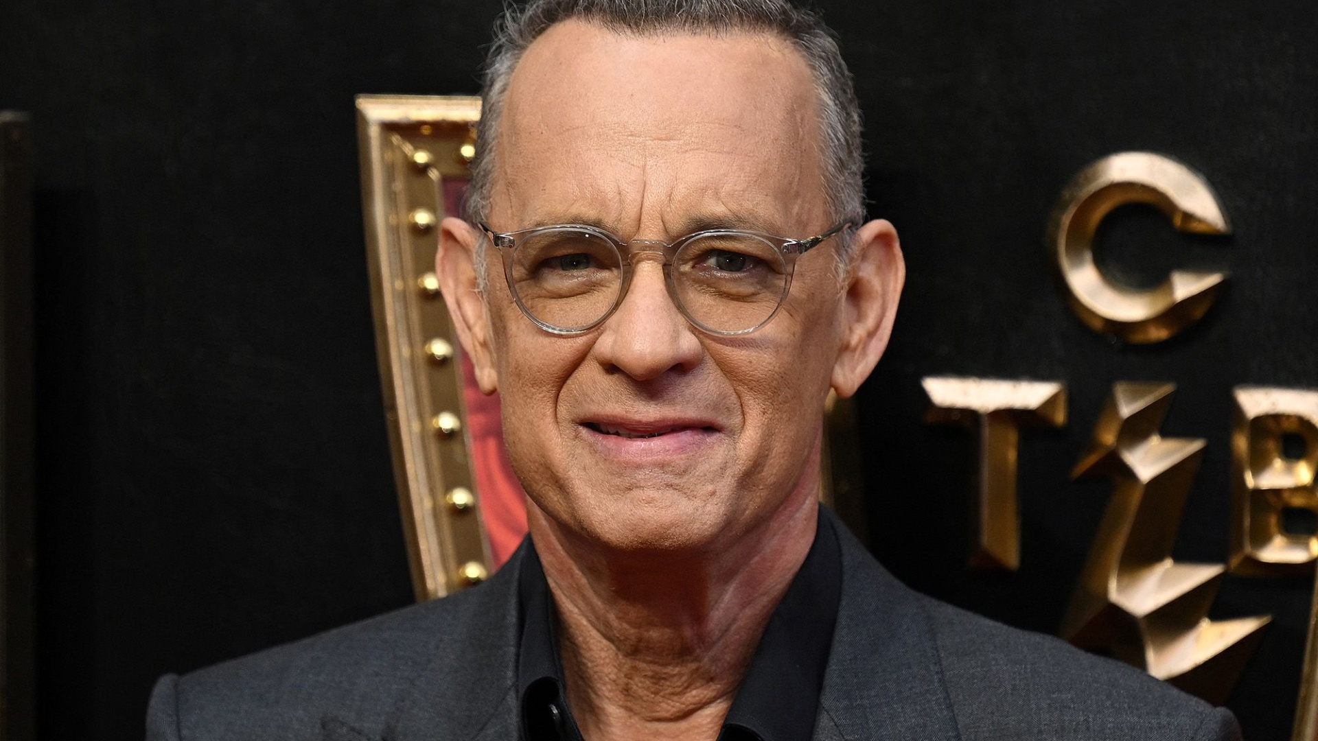 ngjarja-me-e-madhe-ne-historine-e-njerezimit-tom-hanks-ne-qender-te-vemendjes-aktori-i-njohur-rikthehet-me-dokumentarin-per