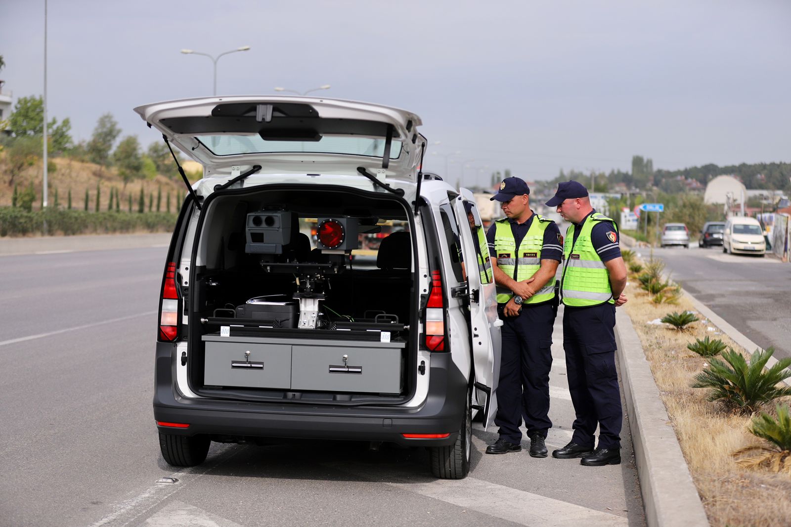 cmenduri-ne-unaze-ne-tirane-pajisja-inteligjente-e-policise-kap-shoferin-duke