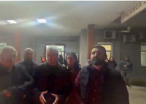 Deputetët e PD së vizitojnë protestuesit e lënduar te  Trauma 