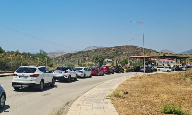 Fluks i madh në Qafë Botë  Radhë të gjata automjetesh në kufi  10 mijë udhëtarë në 24 orë