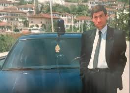 djali-sapo-kishte-nisur-te-belbezonte-fjalen-baba-rrefimi-i-rralle-i-bashkeshortes-se-komisarit-te-vrare-ilir-ngresi