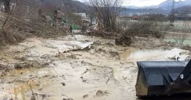 shembet-kanali-ne-rrugen-klos-burrel-ambulanca-me-pacient-bllokohet-ne-mes-te-rruges