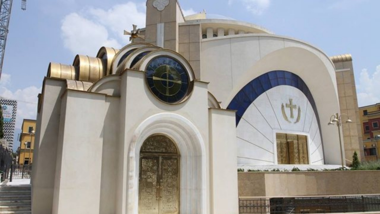Martesa e dy vajzave në Tiranë  Kisha Orthodhokse Autoqefale  E panatyrshmja nuk bëhet e natyrshme