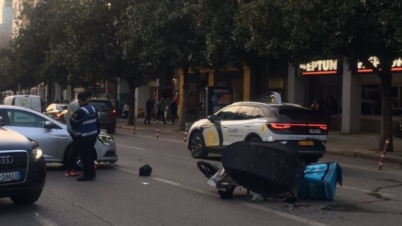 Aksident në Tiranë  Makina përplas motoristin tek  Pazari i Ri 