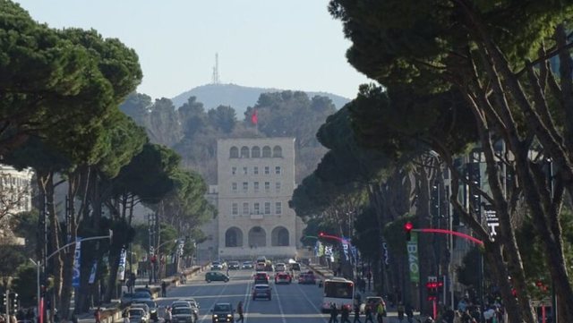 Ndërtime  trafik e vështirësi në parkim  një në dy banorë ka tashmë një makinë në Tiranë