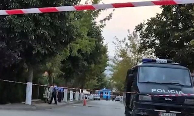 FOTO/ Vrasja e 14-vjeçarit në Maliq, dalin pamjet nga vendi i ngjarjes,  policë dhe ekspertë mjeko-ligjorë rrethojnë lokalin | Gazeta Shqip