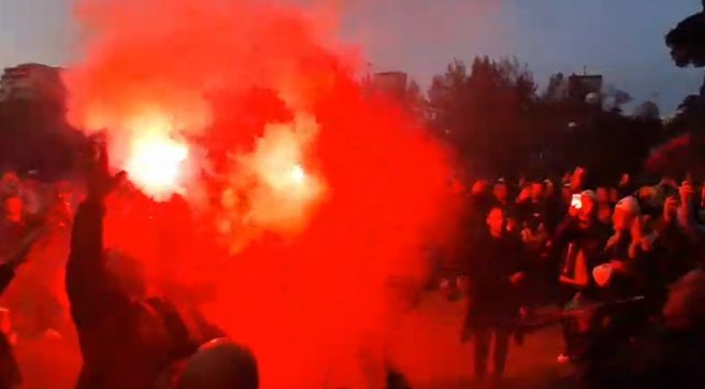 PAMJET  Nisin festimet në rrugët e Tiranës  tifozët marshojnë me këngë e valle