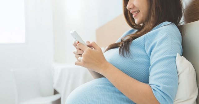 sa-e-rrezikshme-eshte-perdorimi-i-celularit-gjate-shtatzenise-ja-cfare-thone-studimet