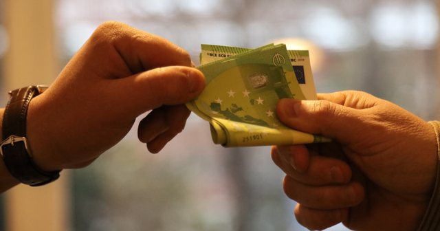 Akuzohet për ryshfet  arrestohet një zyrtari lartë publik