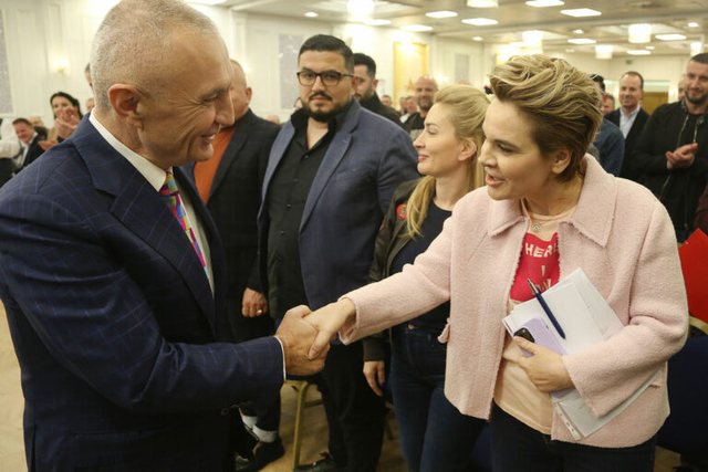  U ndje i tradhëtuar sepse besoi thashetheme      Monika Kryemadhi rrëfen ndarjen me Ilir Metën  Politika na vendosi barriera