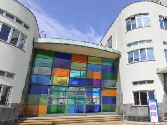E RËNDË  7 vjeçari bie nga çatia e shkollës  dërgohet me helikopter në spital