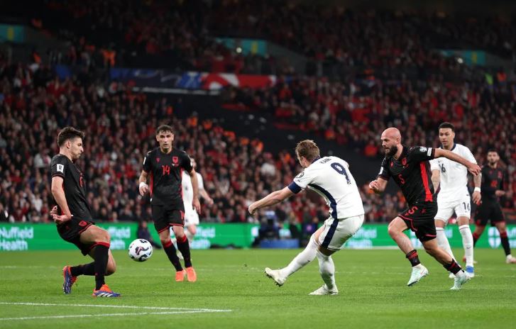 Gjuhet topi i parë në  Air Albania   nis ndeshja e Kombëtares shqiptare me Anglinë