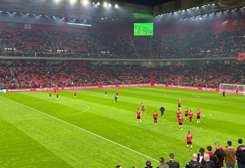 Kombëtarja zbret në fushë  pritet me brohorima nga tifozët