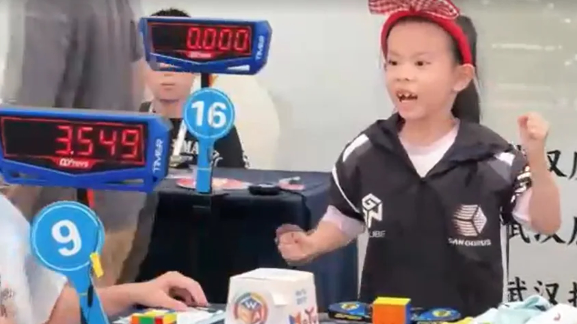 vetem-6-vjece-vogelushja-zgjidh-kubin-e-rubikut-per-4-27-sekonda-video