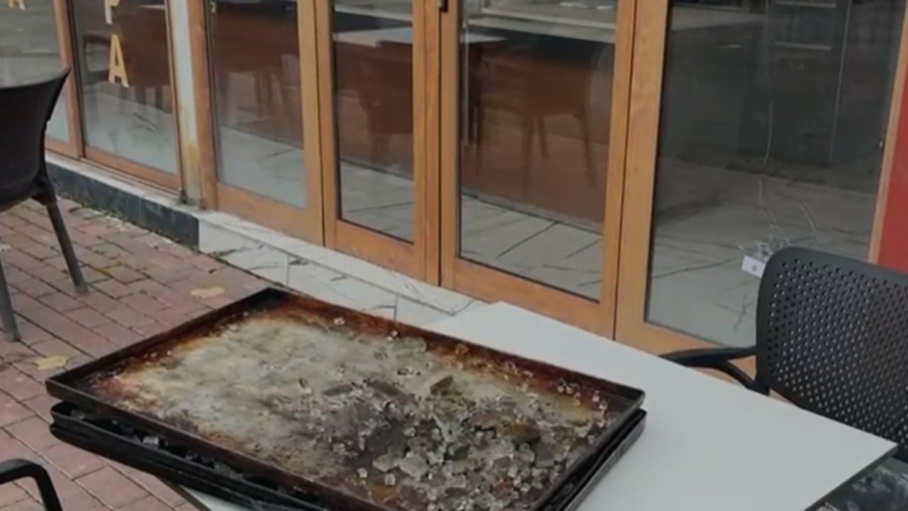 xhama-te-thyer-dhe-shenja-plumbash-ne-mure-dalin-pamjet-nga-biznesi-ne-kukes-qe-u-qellua-me-bresheri