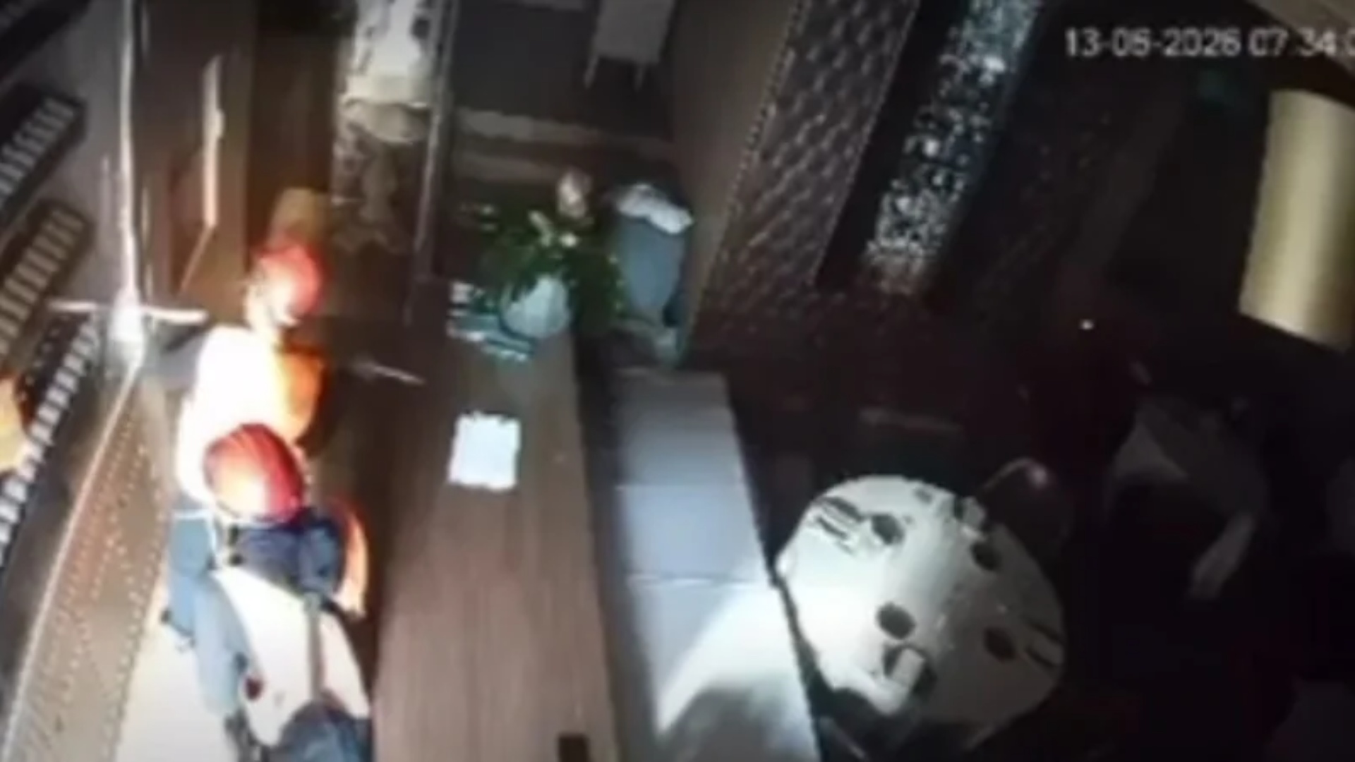 grabitja-spektakolare-e-shisheve-me-vlere-280-000-euro-ne-nje-restorant-video
