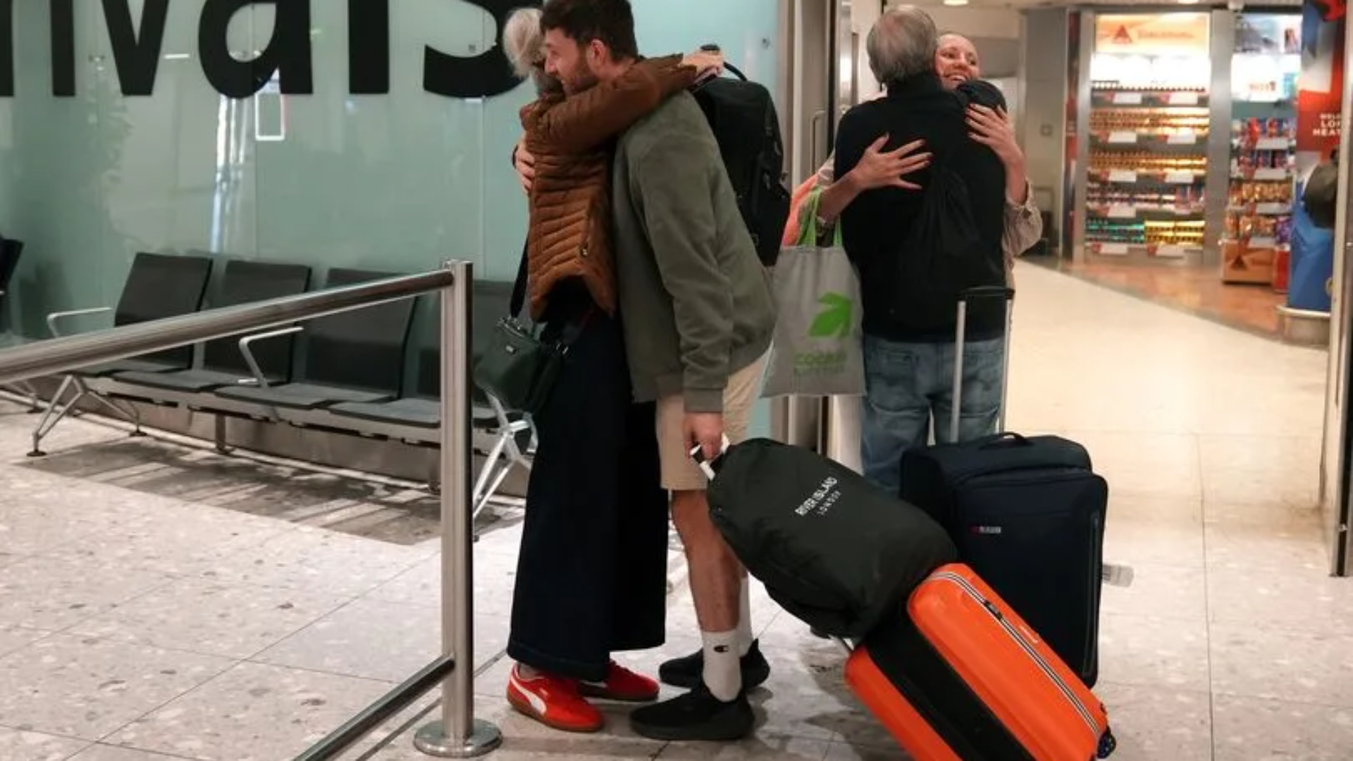 22-ore-te-bllokuar-ne-aeroport-per-t-u-larguar-nga-lindja-e-mesme-cifti-rrefen-tmerrin