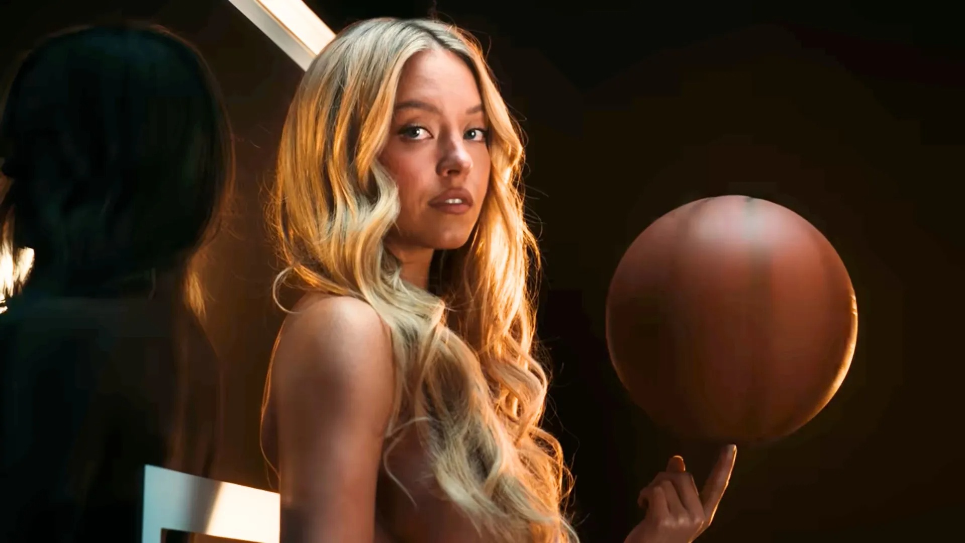 pse-kur-e-bejne-atletet-eshte-art-ndersa-kur-e-bej-une-eshte-problem-sydney-sweeney-i-pergjigjet-kritikave-per-reklamen-e-zhveshur