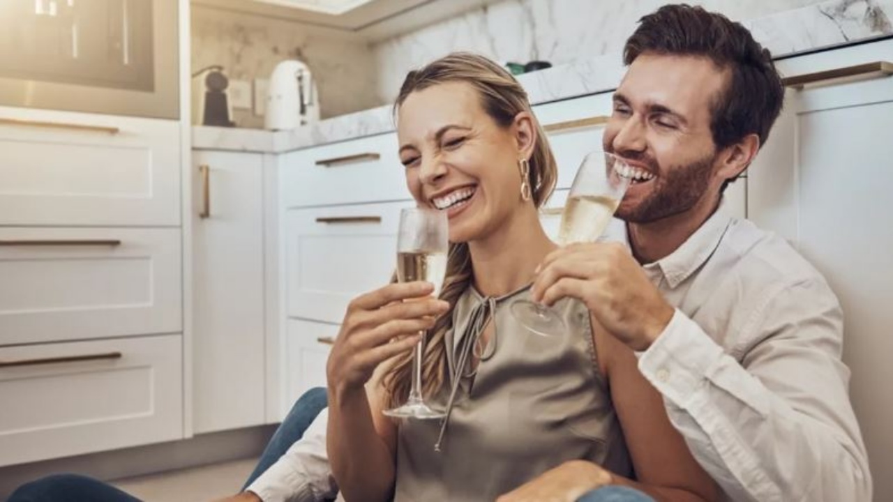 a-pini-me-shume-se-partneri-cfare-do-te-thote-kjo-per-marredhenien-tuaj-te-dashurise