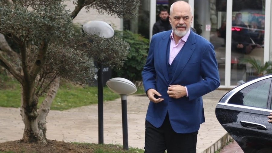c-pritet-te-ndodhe-rama-mbledh-qeverine-e-para-pa-prezencen-e-ballukut-pas-pezullimit-nga-detyra