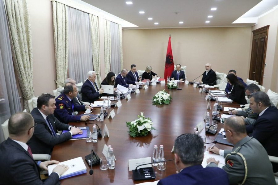 arrestimi-i-vlora-hysenit-keshilli-i-sigurise-kombetare-1-ore-dikutime-kush-u-ul-ne-tyreze