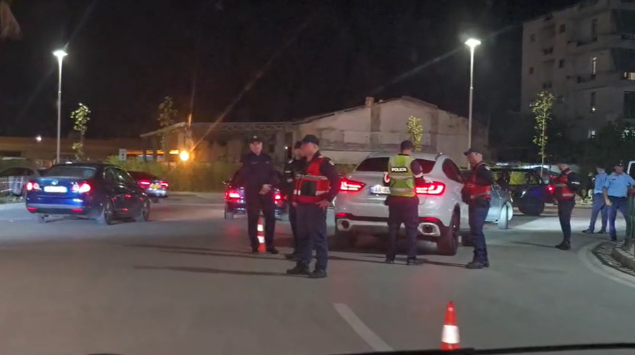 policia-blindon-vloren-kontrolle-te-shtuara-ndaj-makinave-me-xhama-te-zinj-dhe-personave-ne-kerkim