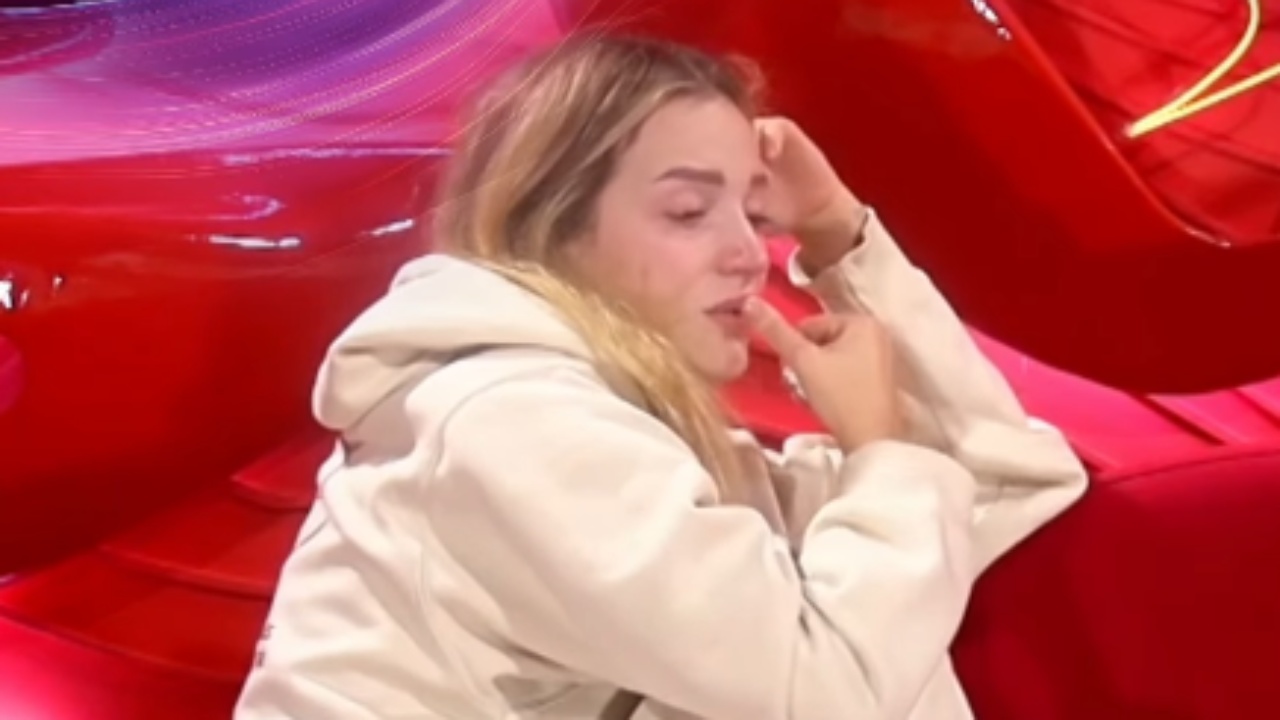 se-degjove-ca-tha-selin-shperthen-ne-lot-te-dhoma-e-rrefimit-kush-e-di-si-kam-dale-jashte