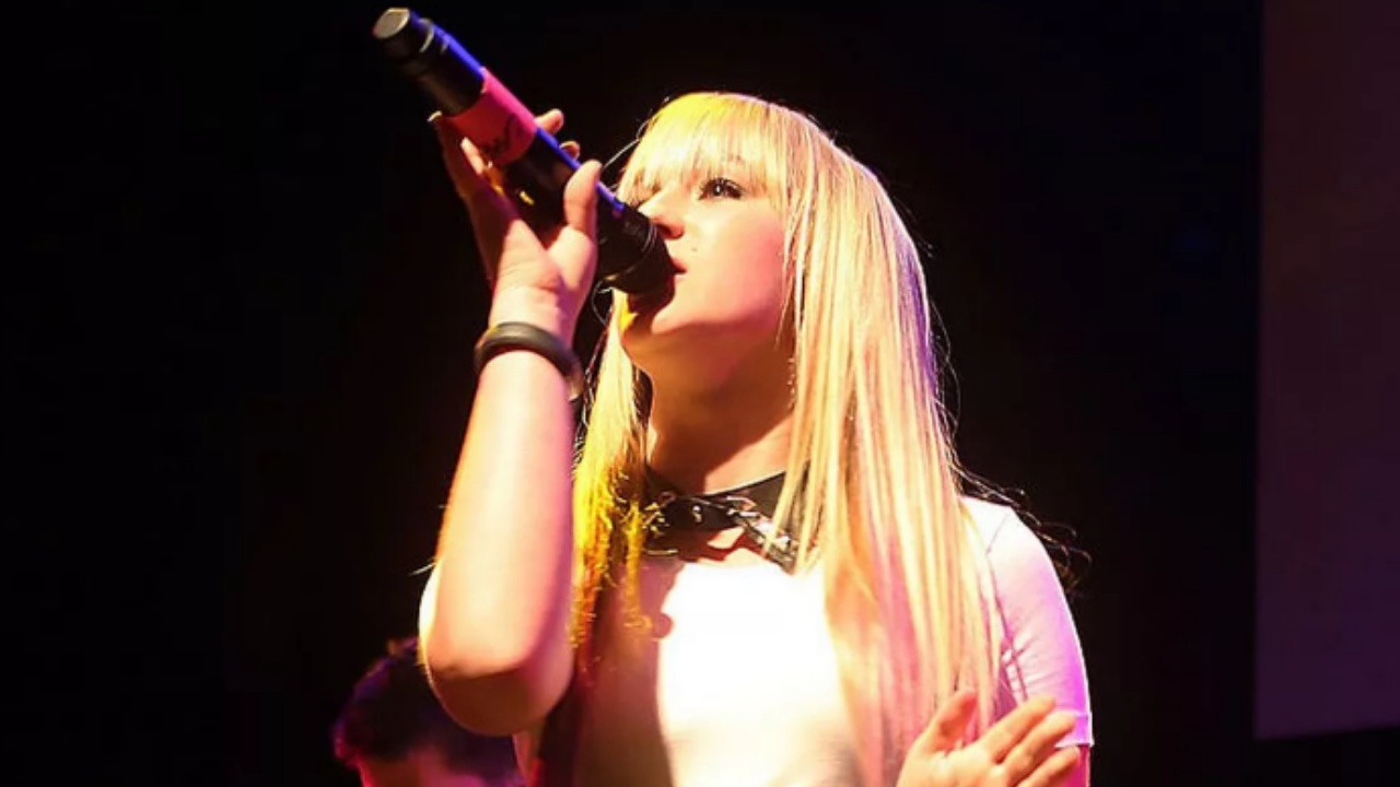 zemrat-tona-jane-te-thyera-nderron-jete-tragjikisht-kengetarja-26-vjecare