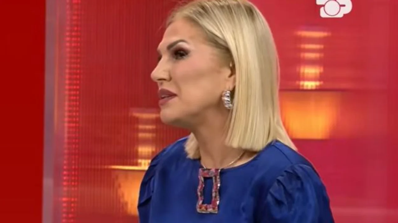 regjisorja-e-njohur-rrefen-emocionet-e-jetes-ne-ftese-ne-5-lot-per-babain-e-ndjere-dhe-motren-qe-po-lufton-per-jeten-me-del-ne-enderr-dhe