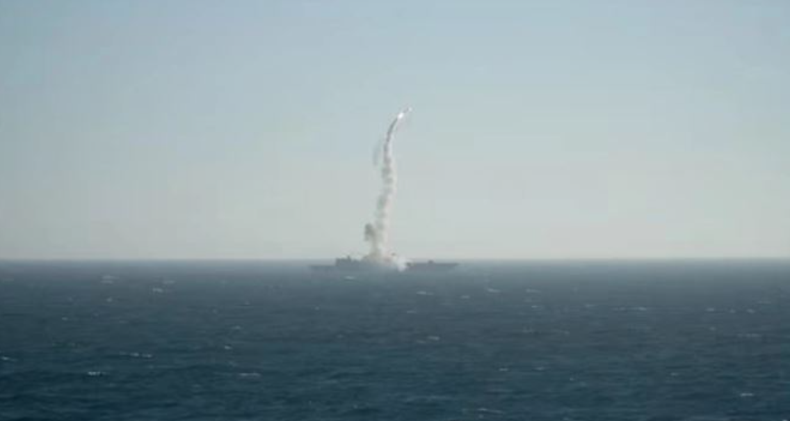 Rusia tregon muskujt  Raketa hipersonike  Zircon  trondit Detin Barents