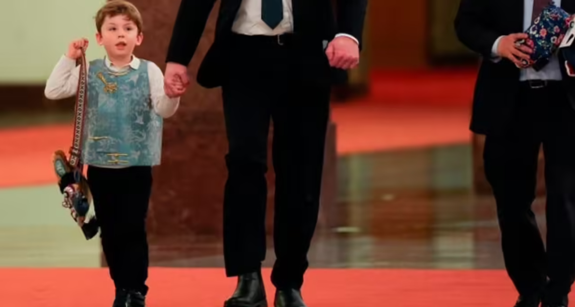 ÇMENDURI  Çanta me kokë tigri e djalit të Elon Musk ndez rrjetin  10 fishohen shitjet në firmën prodhuese kineze