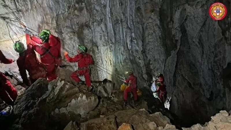 speleologu-20-vjecar-bllokohet-120-metra-nen-toke-ne-itali-operacion-i-veshtire-shpetimi-ne-cuneo