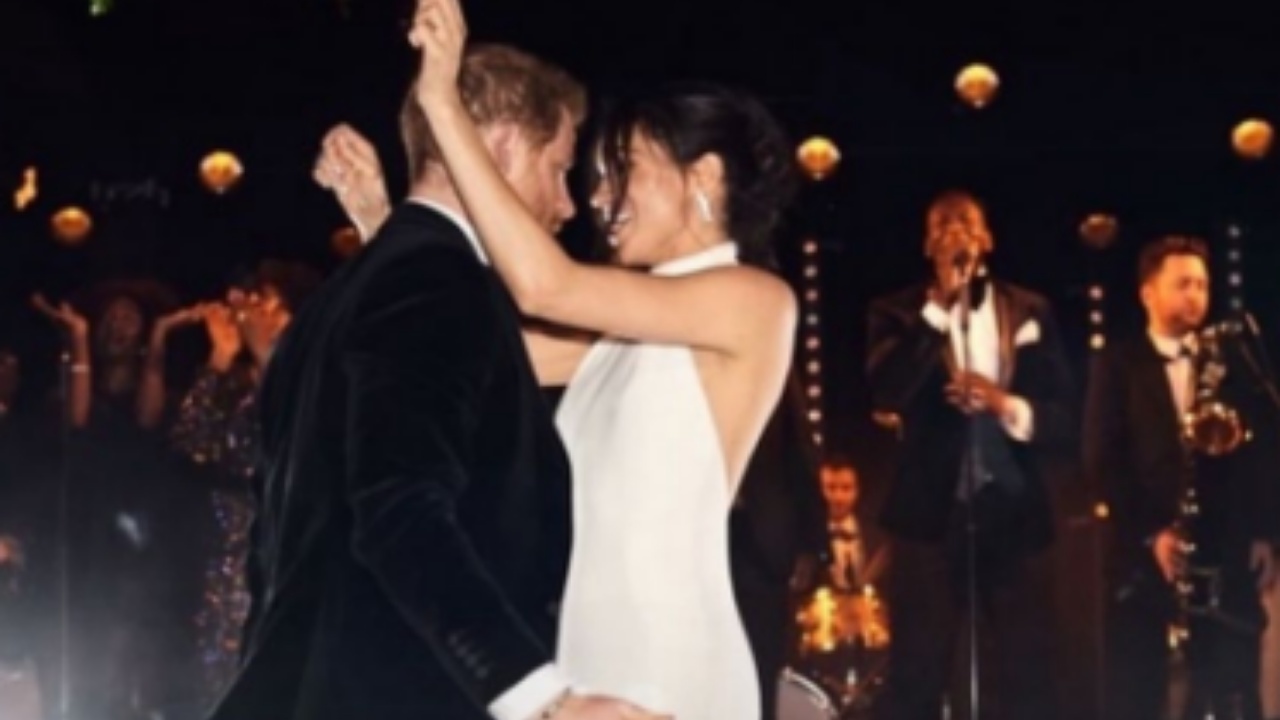 nga-vallezimi-i-pare-te-puthjet-e-fshehura-meghan-markle-poston-fotot-per-8-vjetorin-e-marteses-me-princ-harry