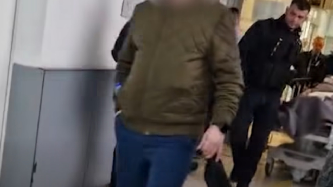 video-e-rende-vrau-dy-kuneterit-ne-pragun-e-shtepise-momenti-kur-astrit-isufi-shkon-ne-spital-i-plagosur-pas-arrestimit