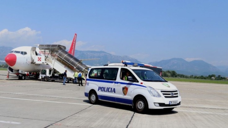 Ekstradohet drejt Italisë 42 vjeçari me disa identitete  sillet në Shqipëri i huaji i akuzuar për shfrytëzim prostitucioni