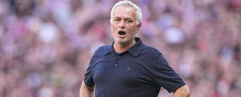 akuze-e-bujshme-ndaj-mourinhos-i-udhezon-lojtaret-se-si-te-ushtrojne-presion-mbi-arbitrat