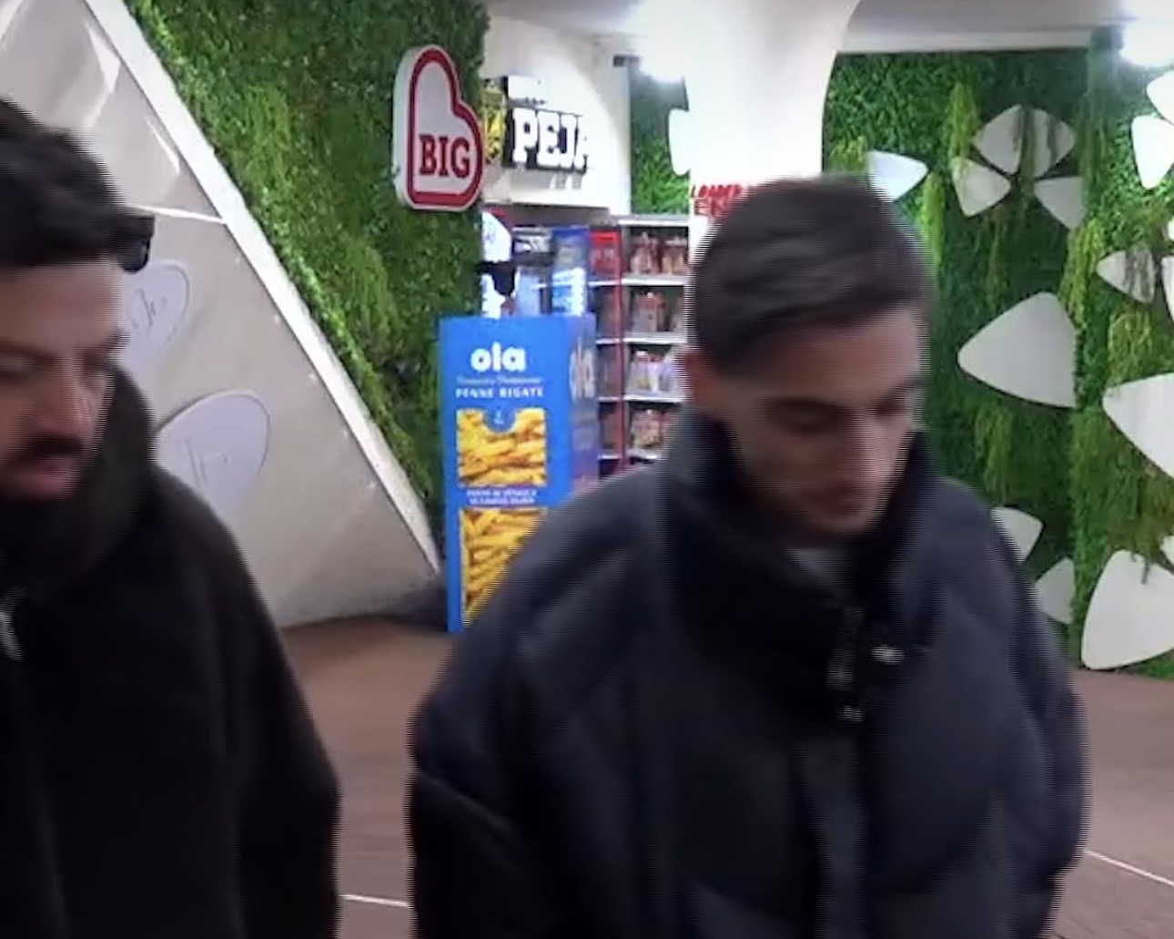  Më uli pantallonat dhe     Juxhini i tregon Stines situatën e sikletshme me njërën nga banoret 