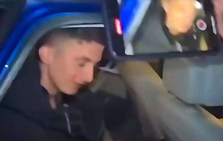 Hipën në makinë duke qeshur  Momenti kur Azgan Mërnica i dorëzohet RENEA s  VIDEO 