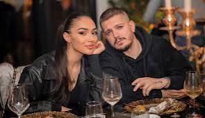 klea-huta-thyen-heshtjen-pas-zerave-per-ndarje-me-elgit-doden-jemi-me-te-lumtur-se-kurre