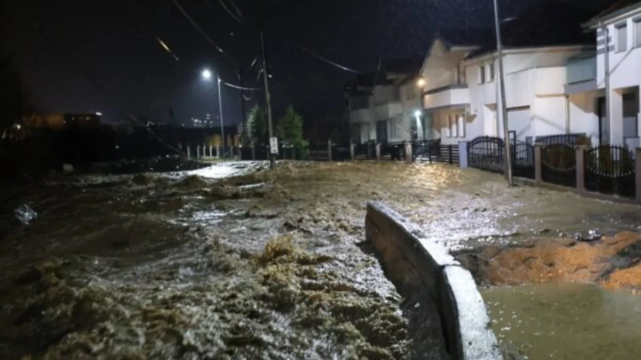 Përmbytje masive në Kosovë  Shpallet gjendje e jashtëzakonshme në dy komuna  shtyhet procesi mësimor