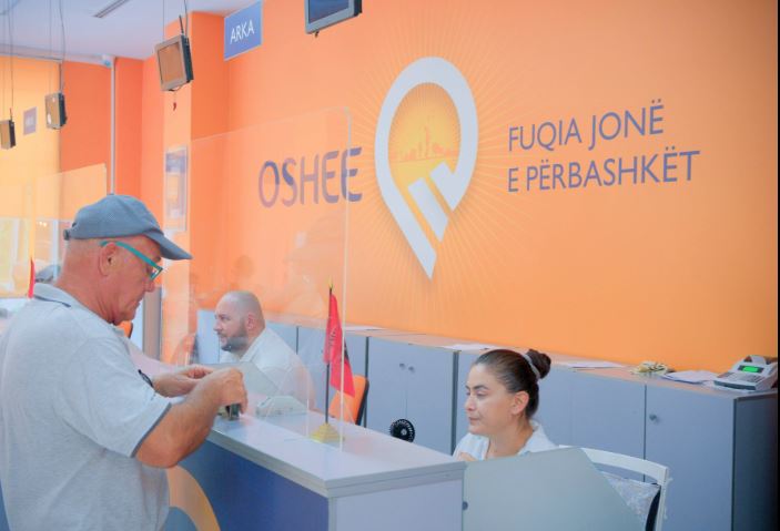 bizneset-po-genjejne-maskohen-si-kliente-familjare-per-te-paguar-me-pak-fshu-me-dore-te-hekurt-kontrolle-ne-terren-nese-kapen-ja-cfare-ndodh