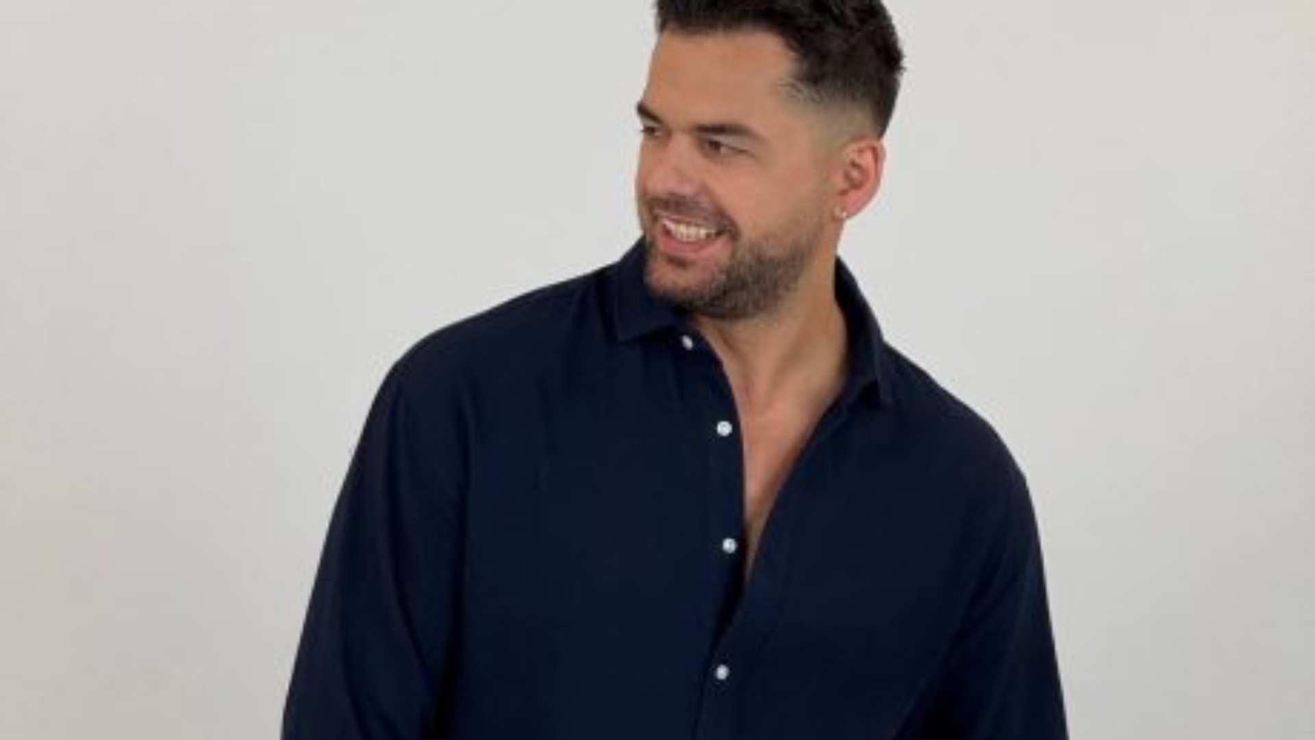 vdekja-e-shpat-kasapit-ne-mediat-britanike-dailymail-i-kushton-artikull-special-kengetarit-shqiptar