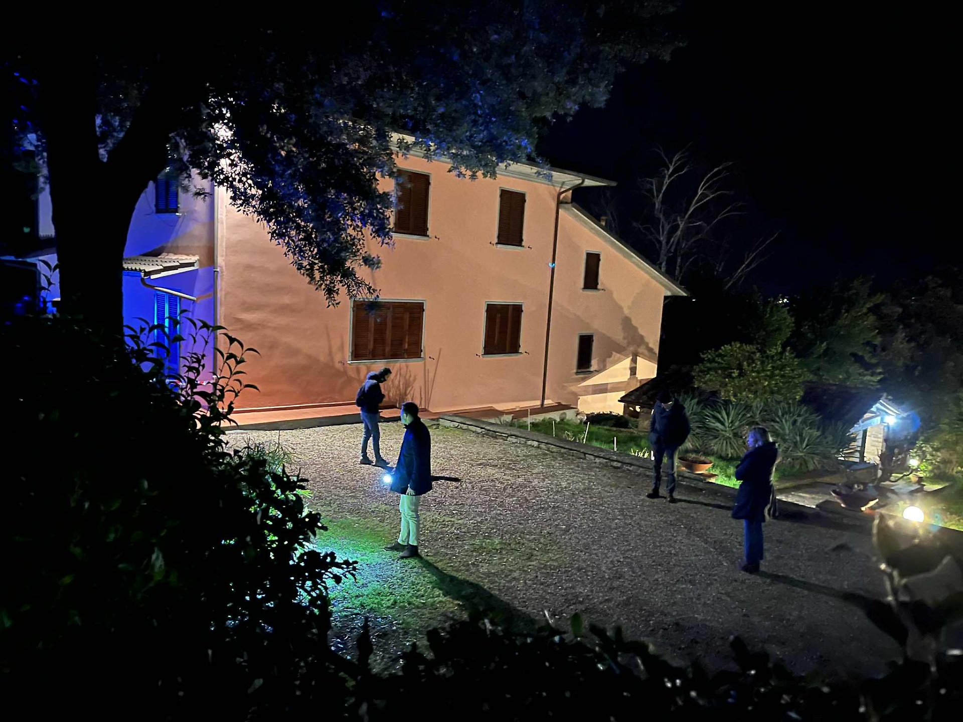 hyri-per-te-vjedhur-por-gjeti-vdekjen-shqiptari-tenton-te-grabise-vilen-ne-itali-humb-jeten-duke-u-arratisur-detaje