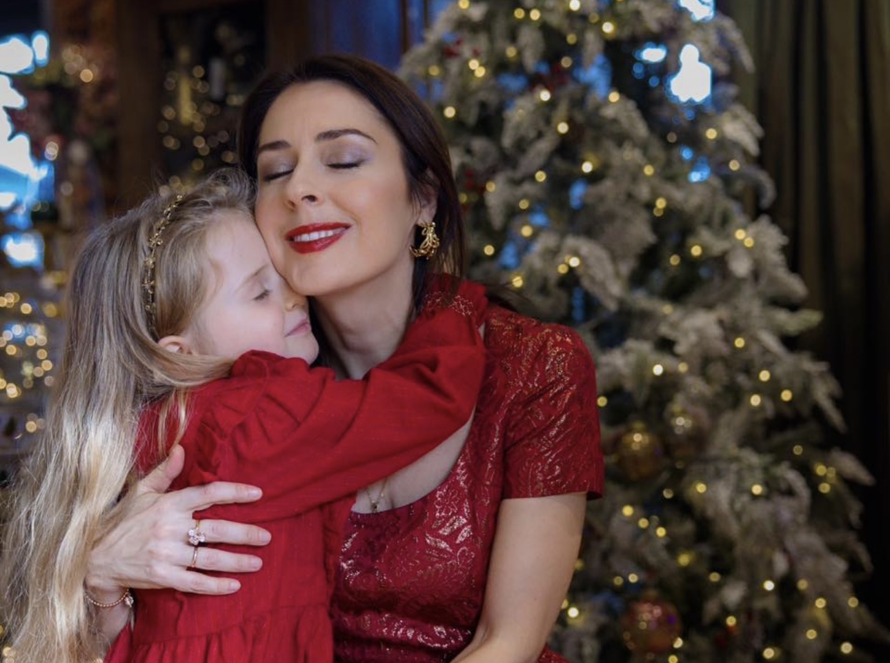 te-veshura-me-te-kuqe-elia-zaharia-poston-kartolinen-e-festave-krah-se-bijes-fotot